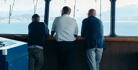Capitainerie du Moby Orli avec le commandant de bord assisté de deux hommes en direction d’Ajaccio depuis Porto-Torres