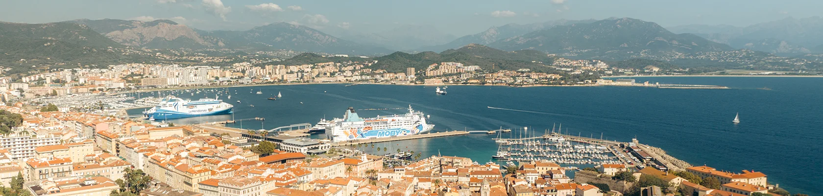 Vue sur la ville et la plage d’ajaccio avec le ferry Moby Orli de la compagnie Moby Lines amarré au port d’Ajaccio
