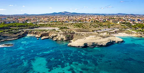 Vue de la promenade du balai avec ses belles plages, Porto Torres Sardaigne
