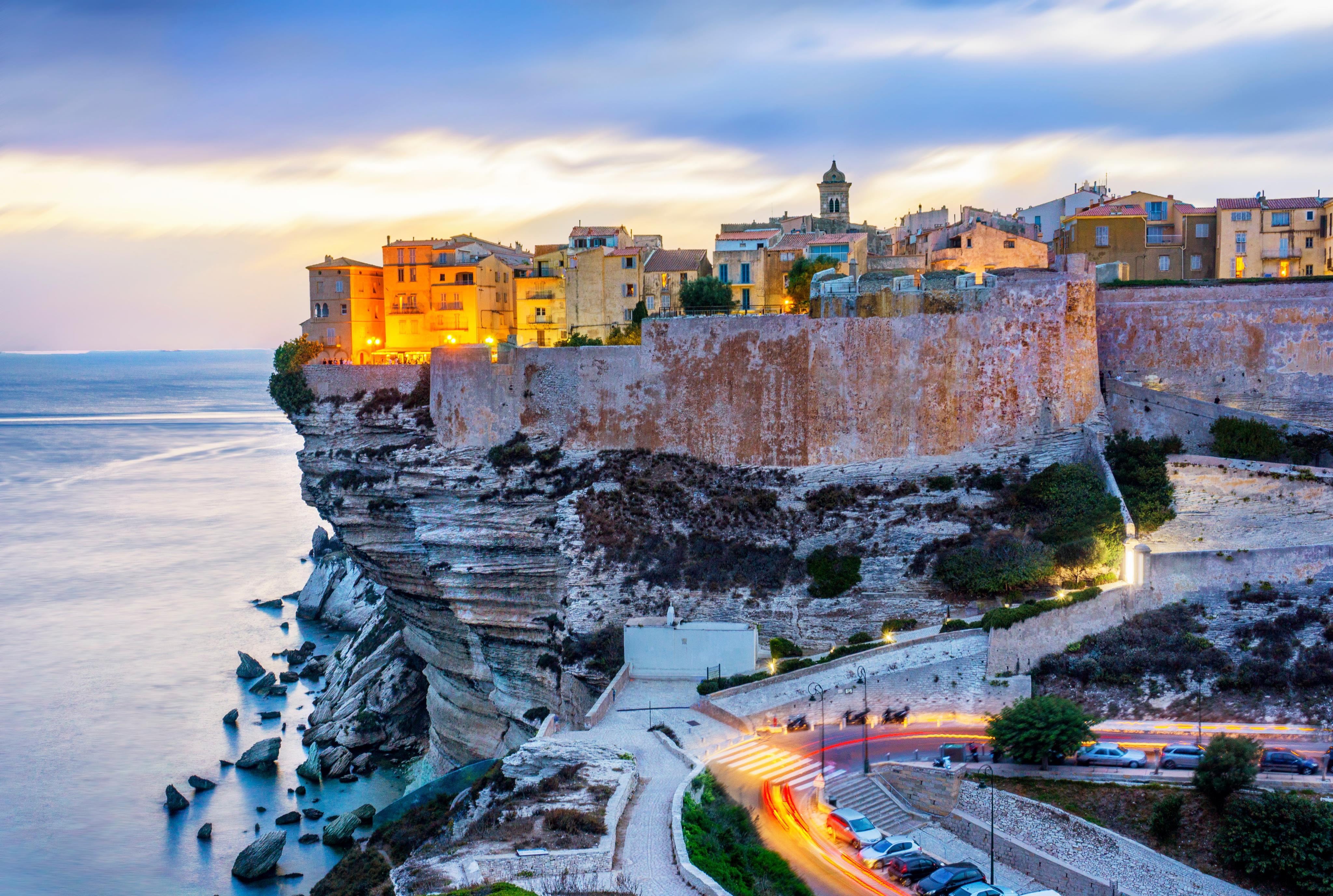 La ville de Bonifacio en Corse moby_bonifacio-corse-falaises Une photo de la ville de Bonifacio en Corse de nuit. 