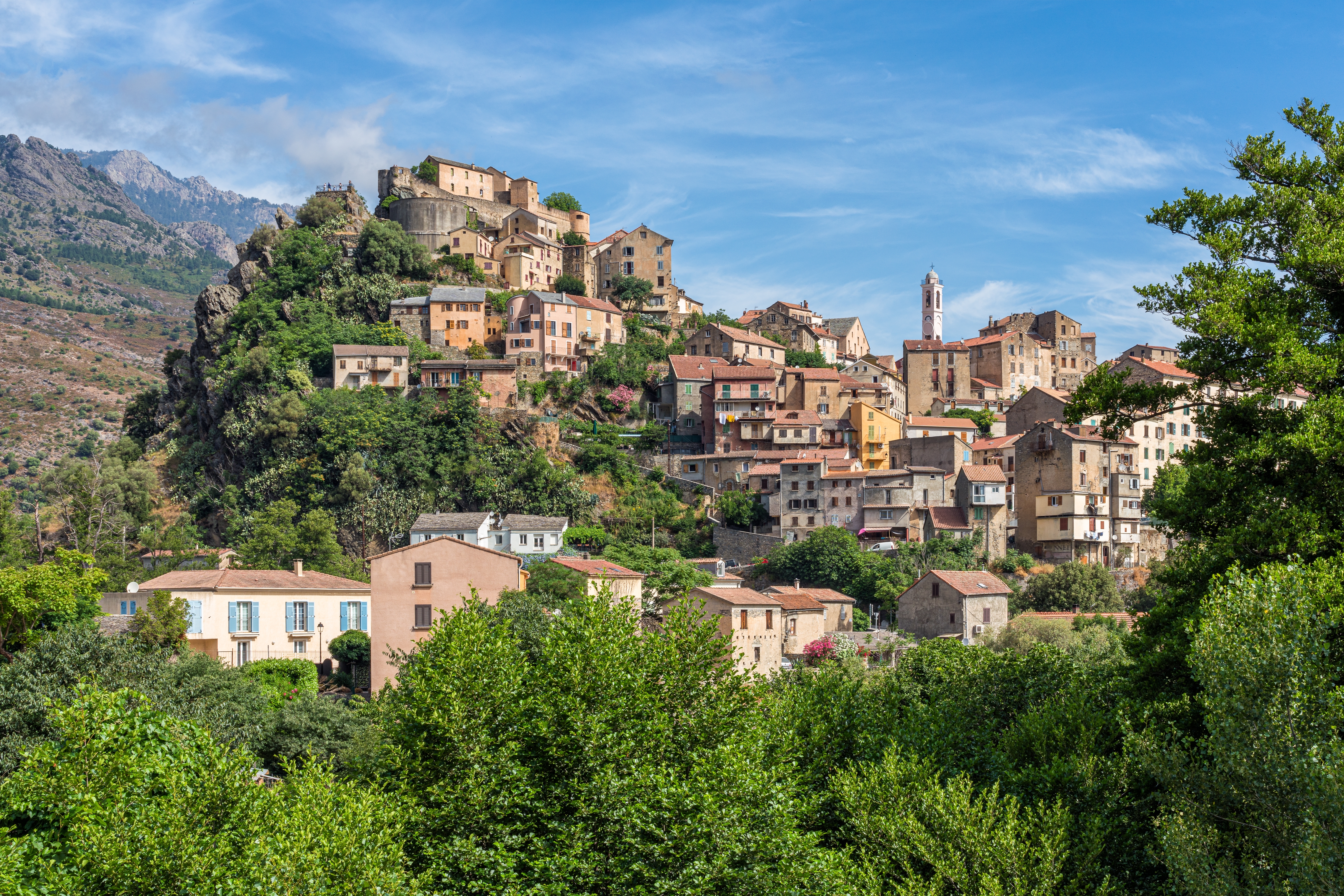 La ville de Corte en Corse moby_corte-village-corse Une photo du village Corte en Corse perché en haut d’une montagne verdoyante. 