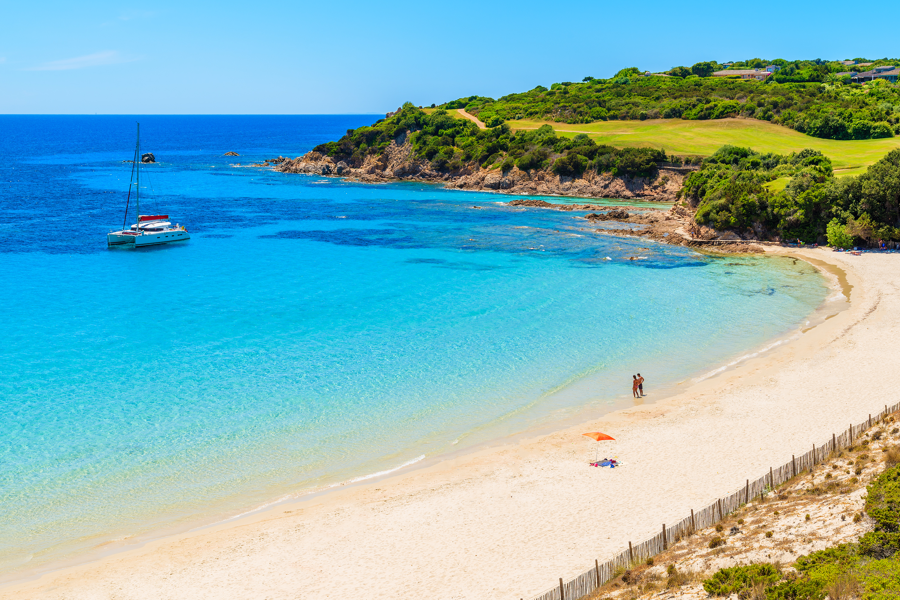 Plage Corse sable blanc et eau tourquoise moby_plage-corse-sable-fin-eau-tourquoise Une plage Corse avec son eau turquoise, son sable fin doré et une zone verdoyante.