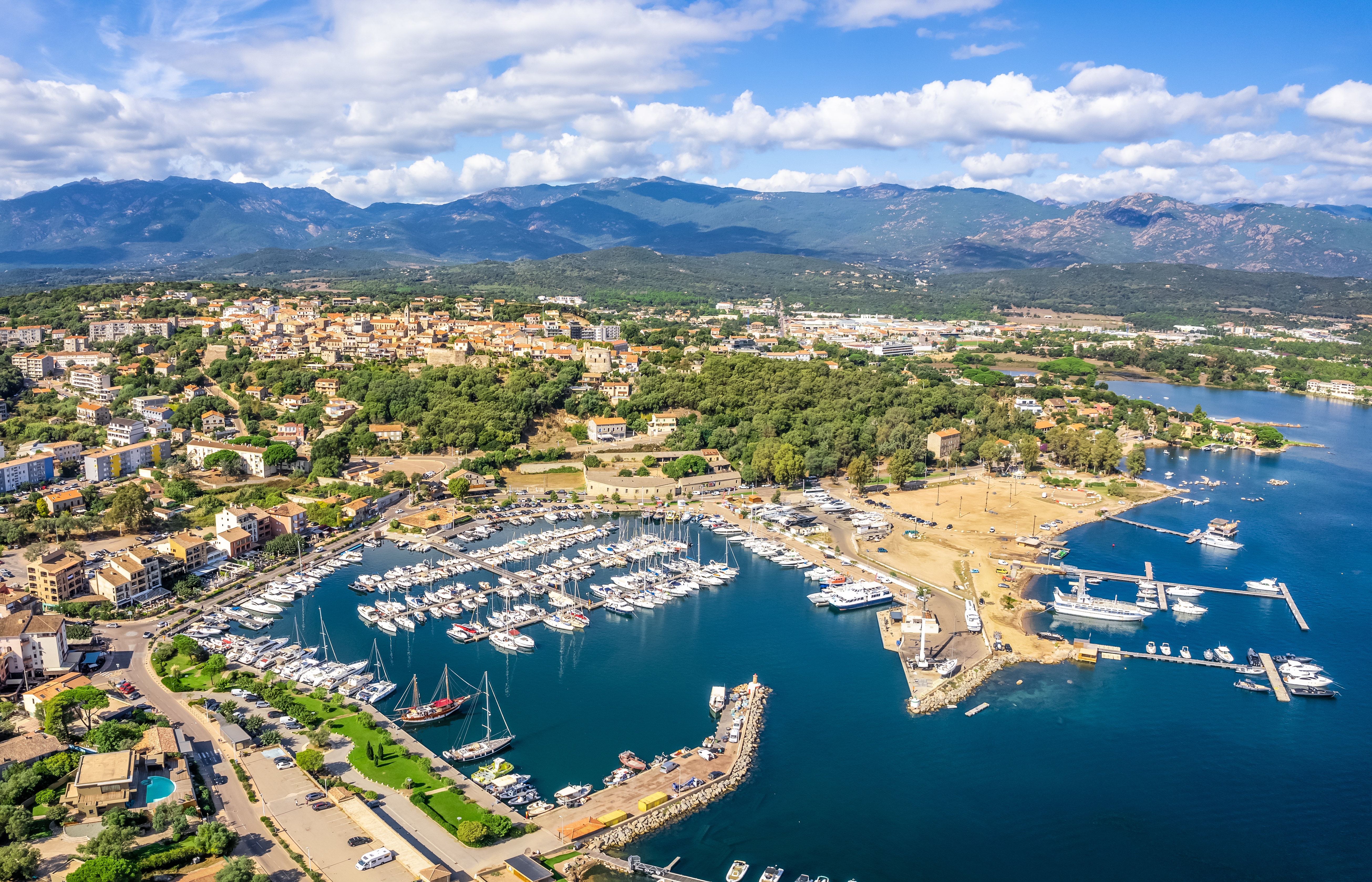 La ville de Porto Vecchio moby_porto-vecchio Une photo aérienne de la ville de Porto Vecchio avec son port et sa verdure à perte de vue. 