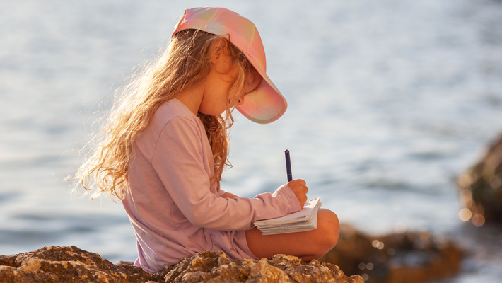/shared/images/vacanza/actualites/carnet-de-voyage-/Moby-lines-petite-fille-carnet-voyage-mer_710x400.jpg