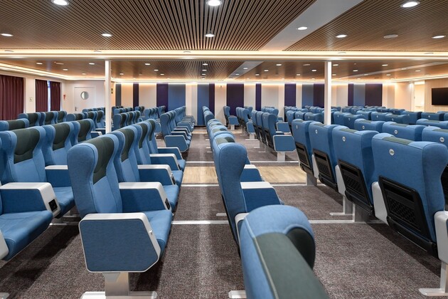 La salle où se trouvent tous les fauteuils bleus munis de port USB