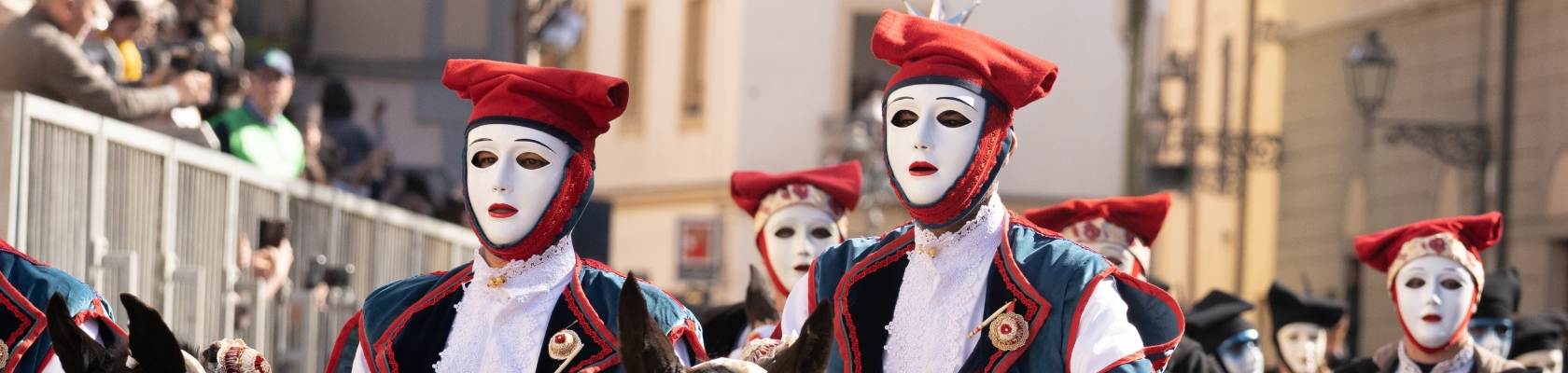 Tradition carnavalesque de Sardaigne, avec les masques Issohadores et les Mamuthones,  Moby-Lines-carnaval-sardaigne-masque-Issohadores
